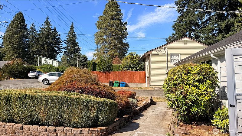 2nd image of 11522 8th Avenue NE