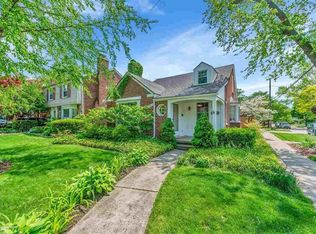 2081 Lochmoor Blvd, Grosse Pointe Woods, MI 48236