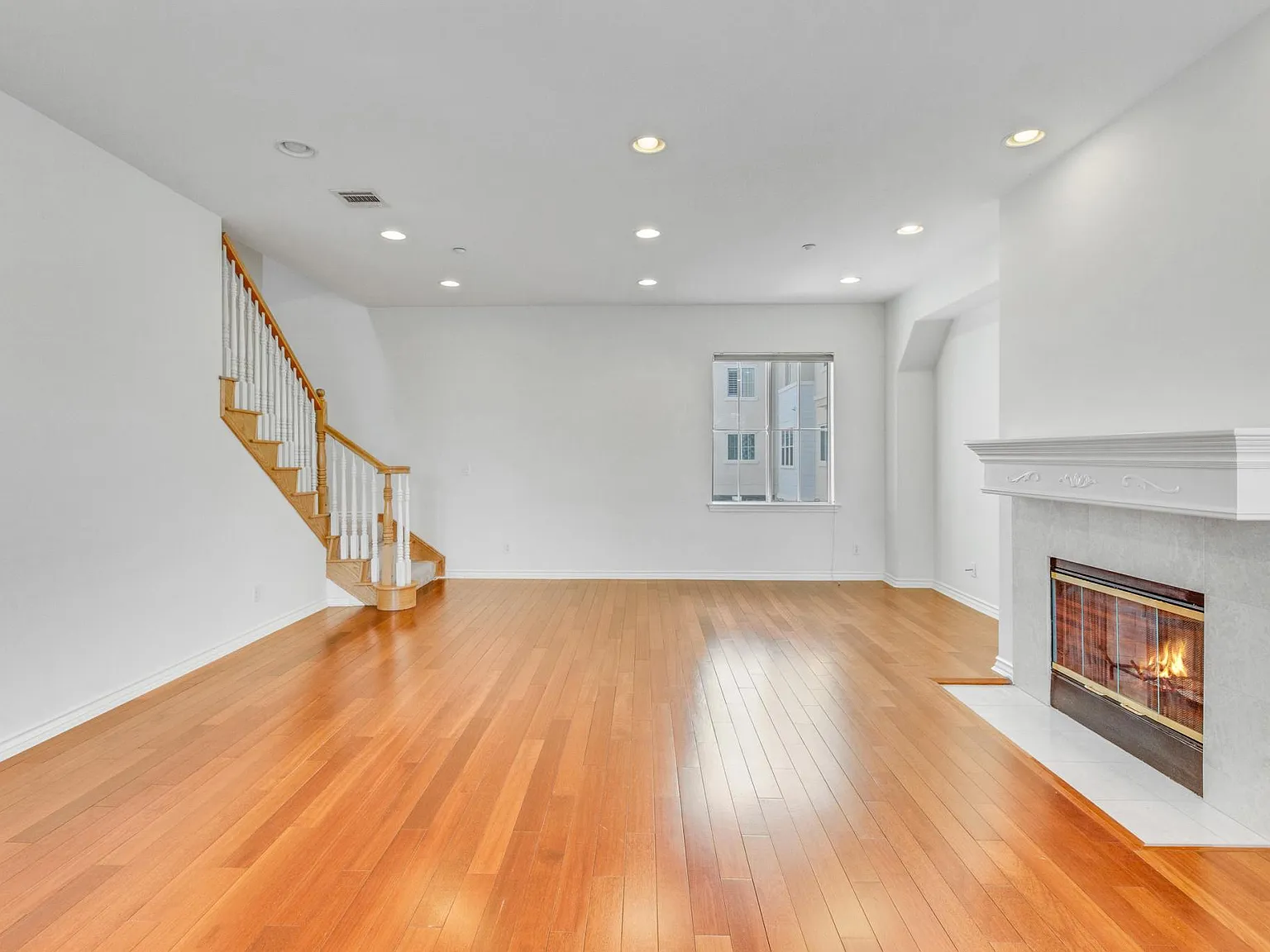 3 bed, 2.5 bath, 2174 sqft, $4,200 — Photo 3
