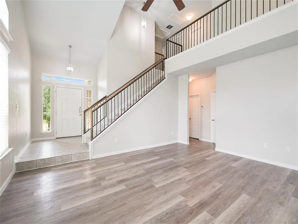 4 bed, 3.0 bath, 1909 sqft, $2,160 — Photo 2