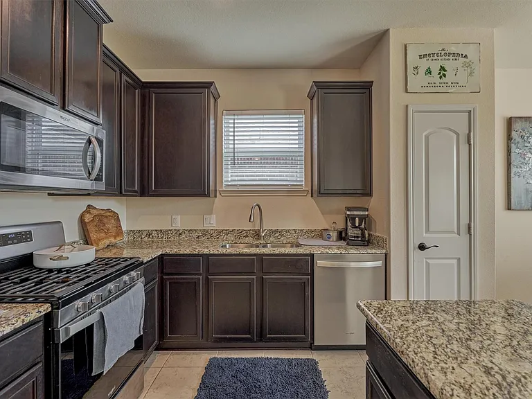 8884 Oval Glass St — Photo 10