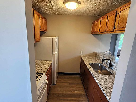 2nd image of 2566 Beekman St APT 3A