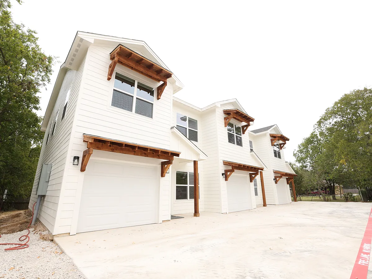 Building Photo - 961 N Clinton St #101
