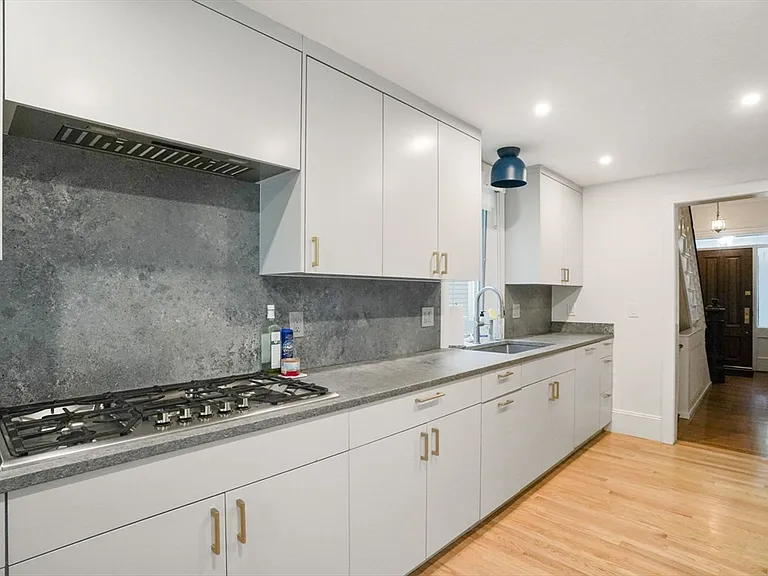8 Florence St #0 — Photo 2