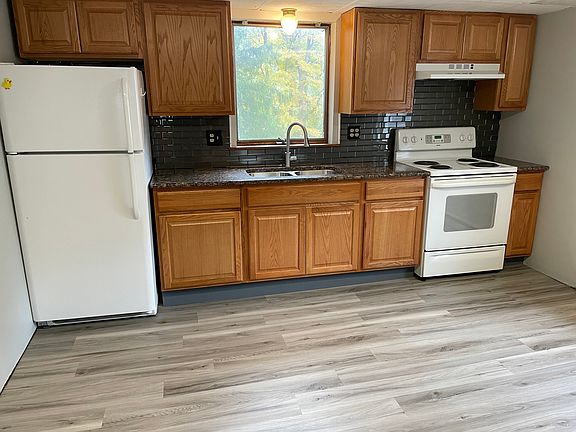 2nd image of 120 Carpenter St