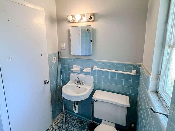 5th image of 258 SE Oak Hill St
