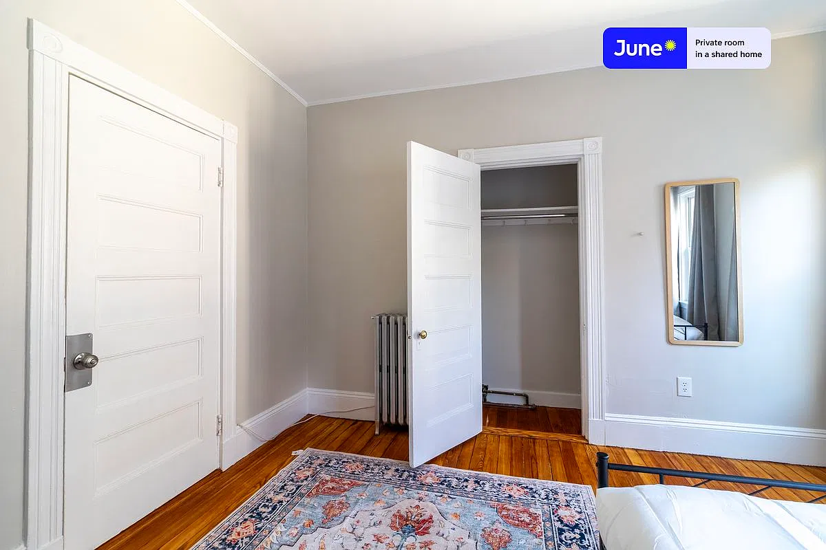 Queen bedroom in 5 bed/2 bath home in Brookline #1801 C — Photo 4