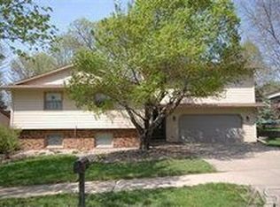 2405 S Mockingbird Cir, Sioux Falls, SD 57103