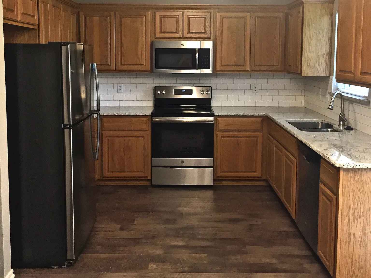 831 Rambling Oaks Drive — Photo 2
