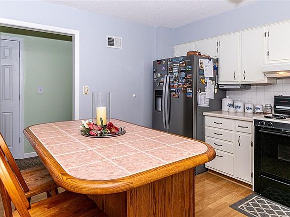 3rd image of 7056 Parkview Ave