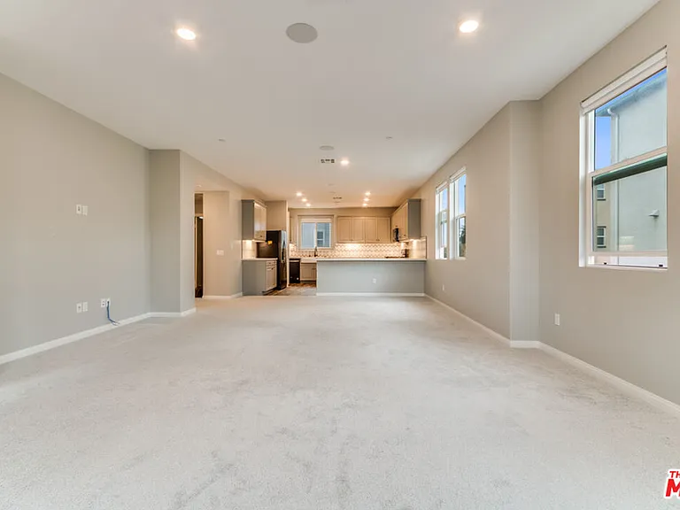 713 Daniel Freeman Cir — Photo 10