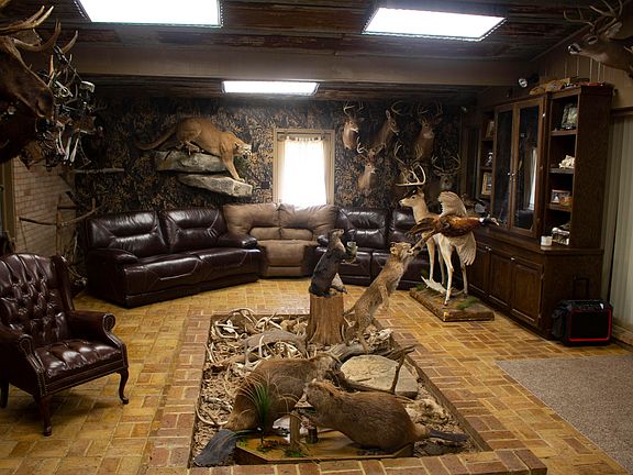 3rd image of 1101 Hickory Dr