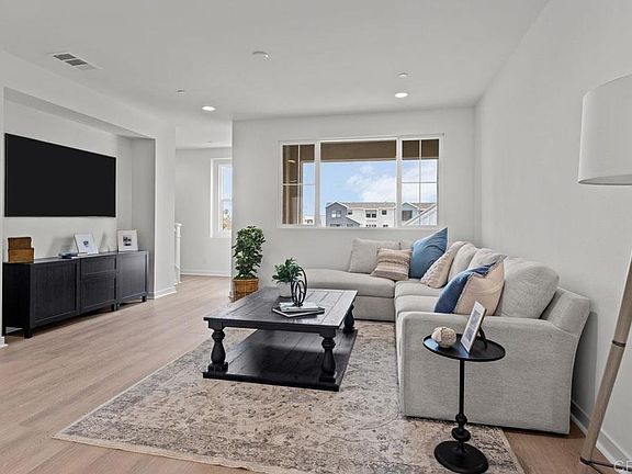5th image of 2579 Elderberry Ln