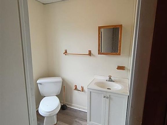 2nd image of 941 Linden Ave APT 2