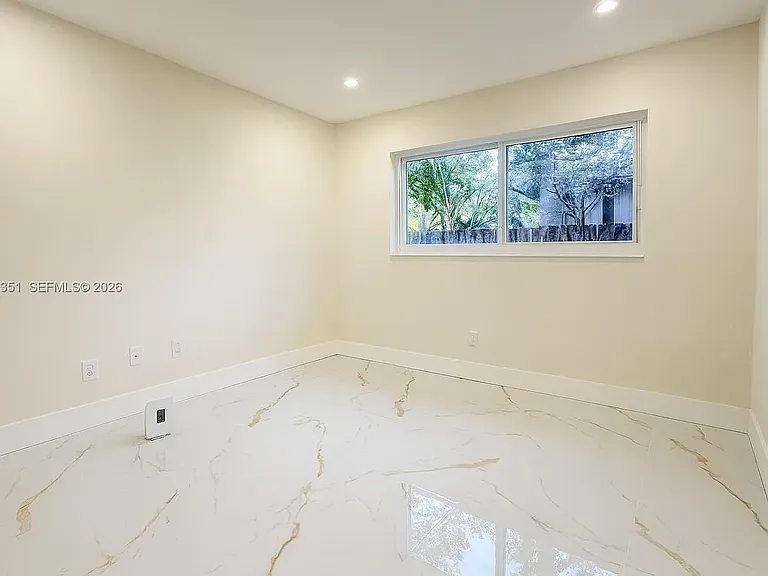 3801 NE 16th Ter — Photo 10