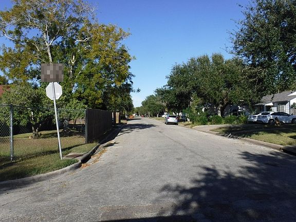 5th image of 610 Caddo St