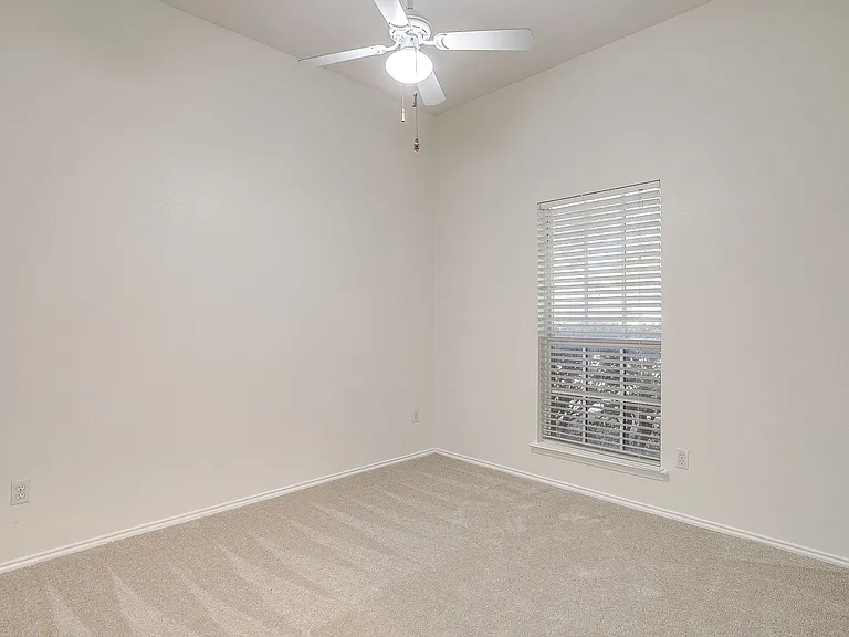 608 Gracie Ln — Photo 15