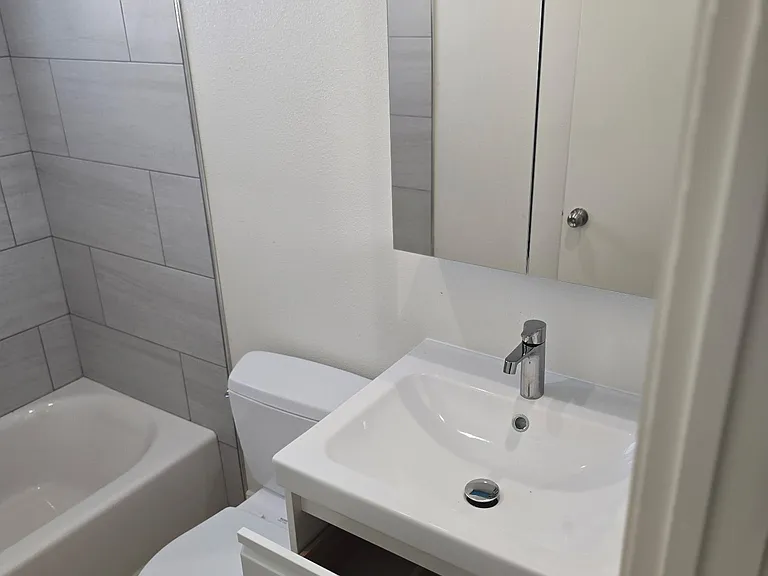 730 E 17th St #7 — Photo 14