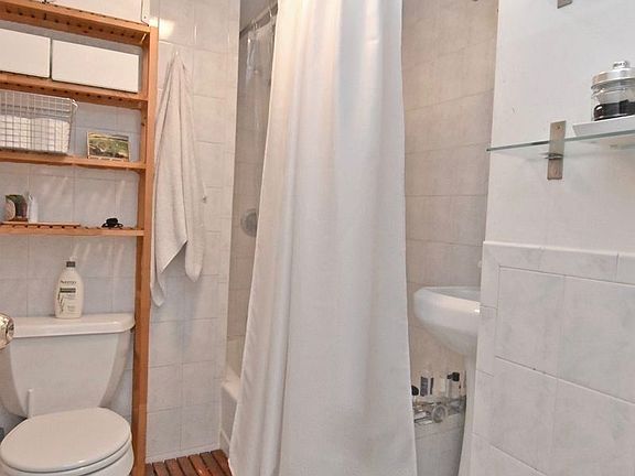 4th image of 124 Allen St APT 2C