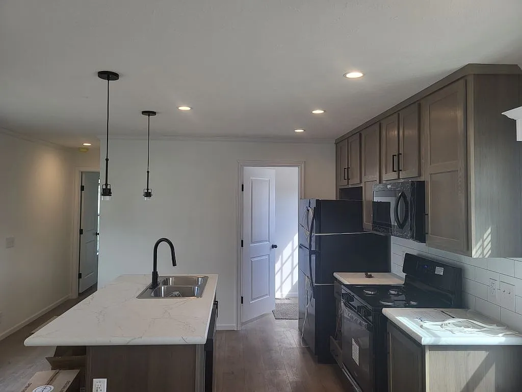 3 bed, 2.0 bath, 991 sqft, $1,699 — Photo 2