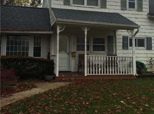 2 Branch Ln, Levittown, NY 11756