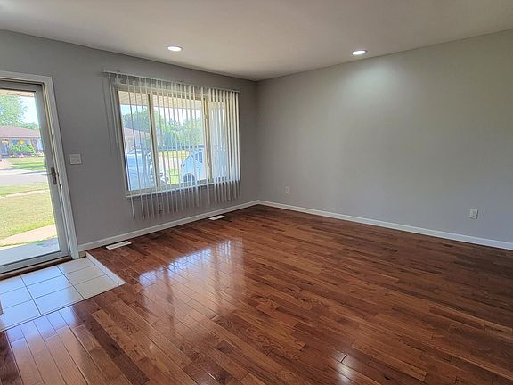 4th image of 3031 Fox Hill Dr