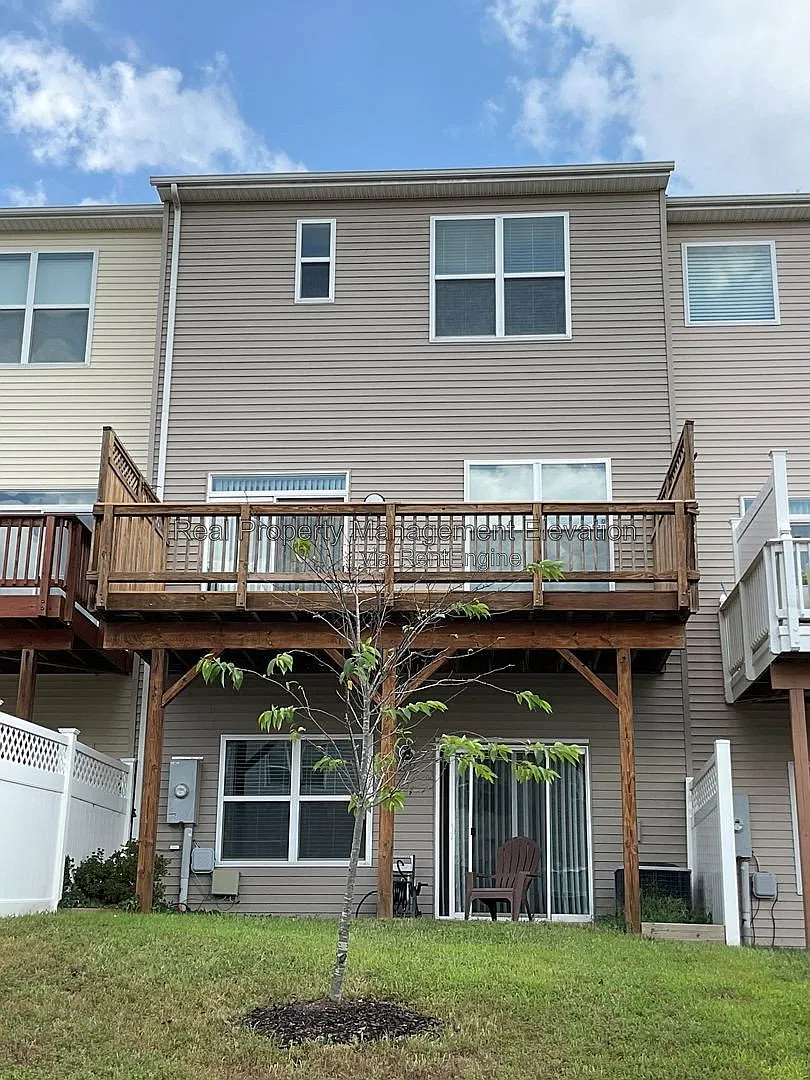3 bed, 2.5 bath, 1672 sqft, $2,200 — Photo 2
