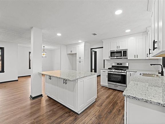 3rd image of 1628 E Kellogg Cir
