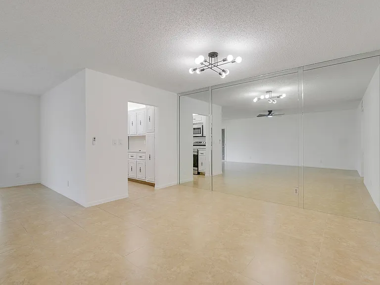 1142 Circle Ter W #C — Photo 11
