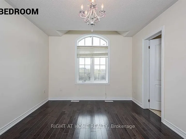 22 Vanwood Cres — Photo 8