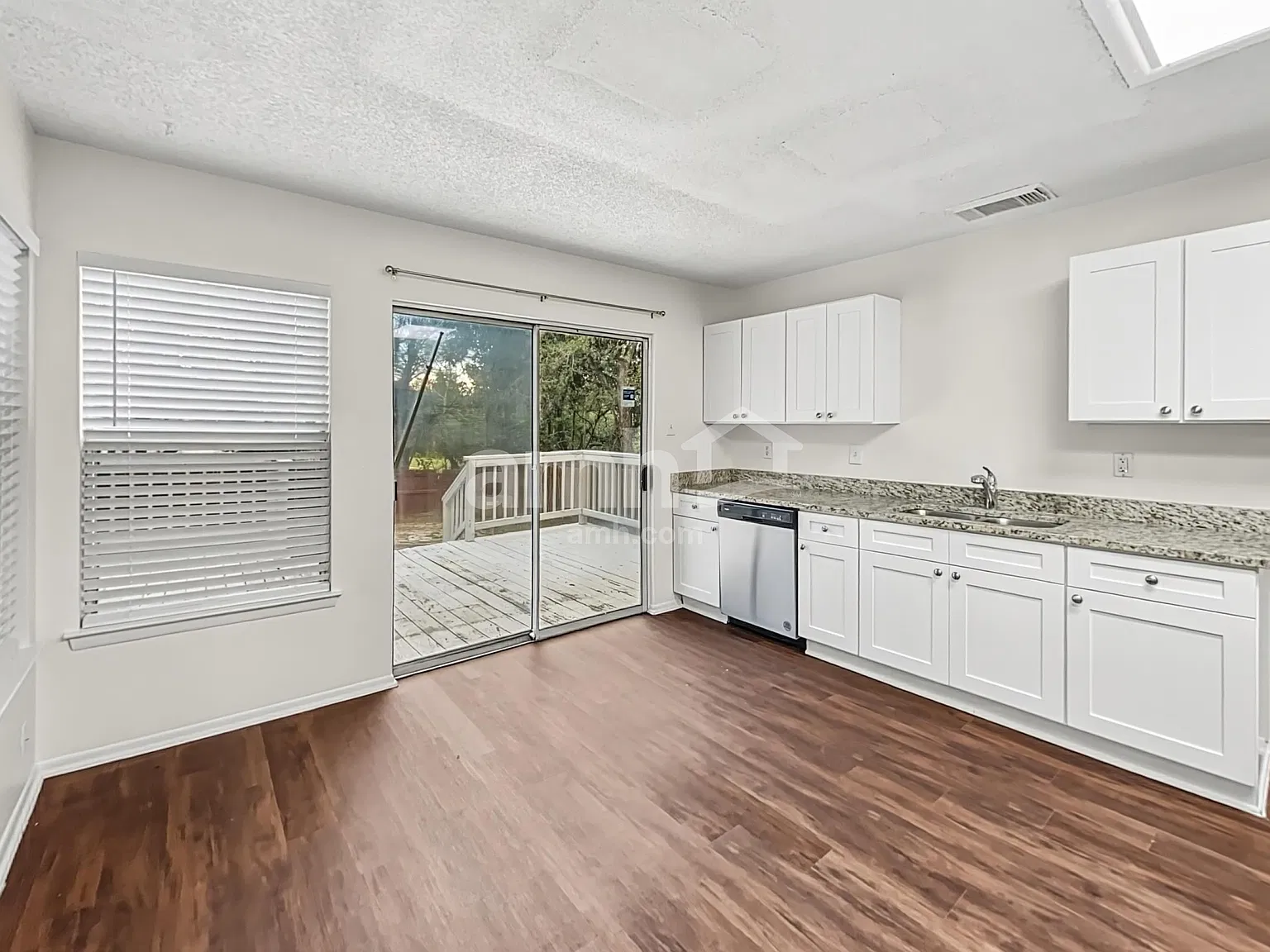 3 bed, 2.5 bath, 2465 sqft, $2,200 — Photo 4