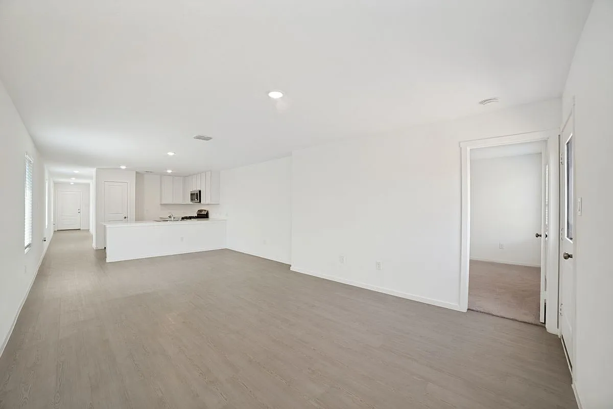 4 bed, 2.0 bath, 1475 sqft, $1,800 — Photo 2