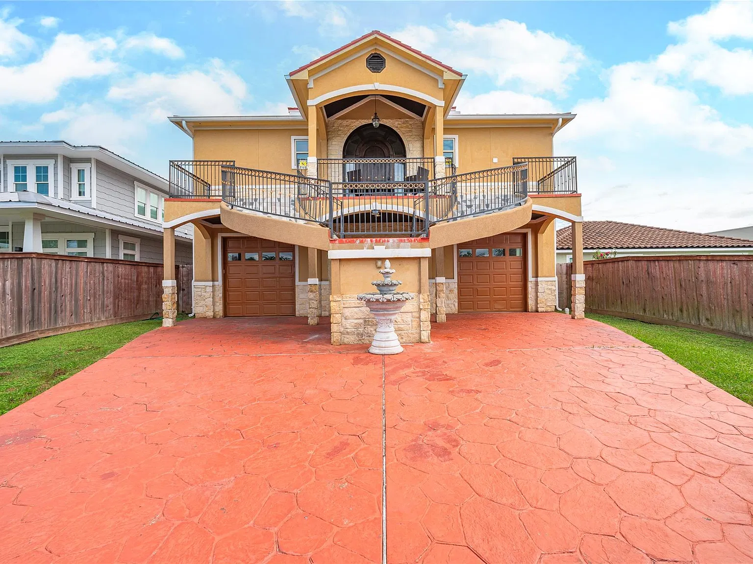 5 bed, 5.0 bath, 3290 sqft, $3,500 — Photo 2
