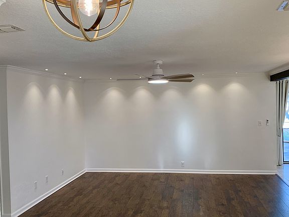 3rd image of 807 N Lakeside Dr