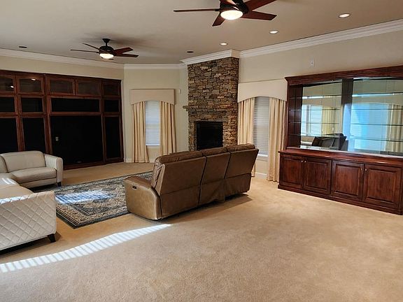 4th image of 828 W Cove Way