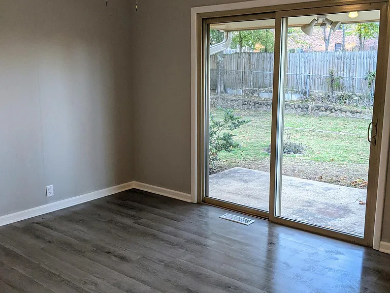 102 Hackberry St — Photo 11
