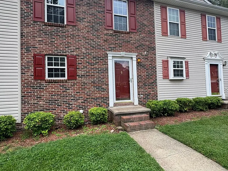 1232 Camelot Ct NE — Photo 1
