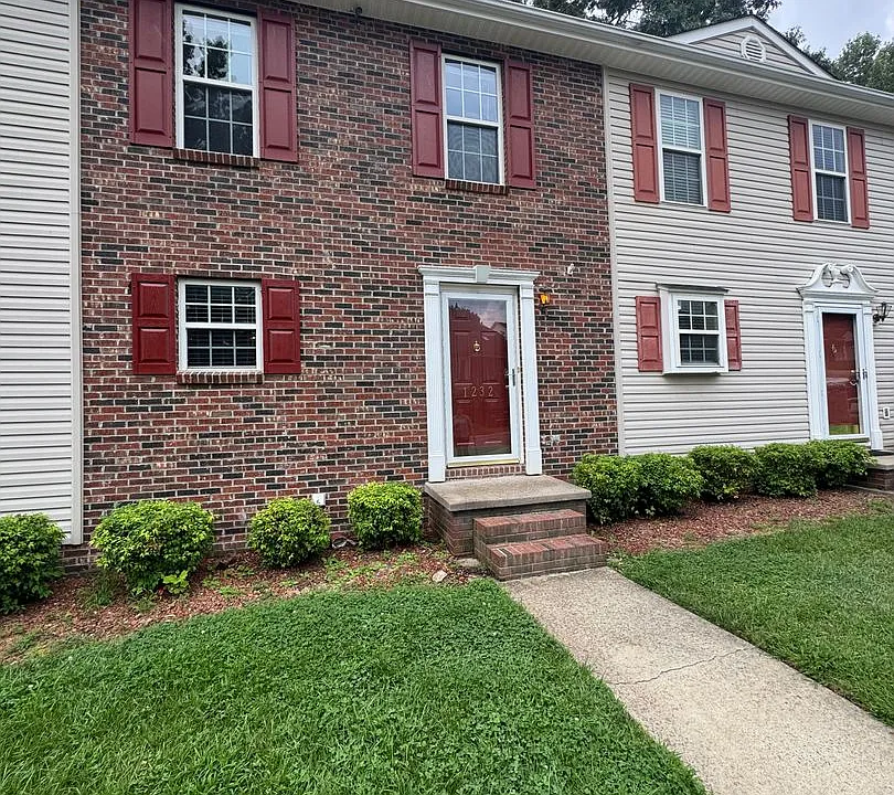 1232 Camelot Ct NE