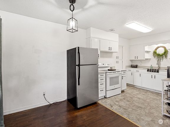 5th image of 8854 Tacoma Avenue S