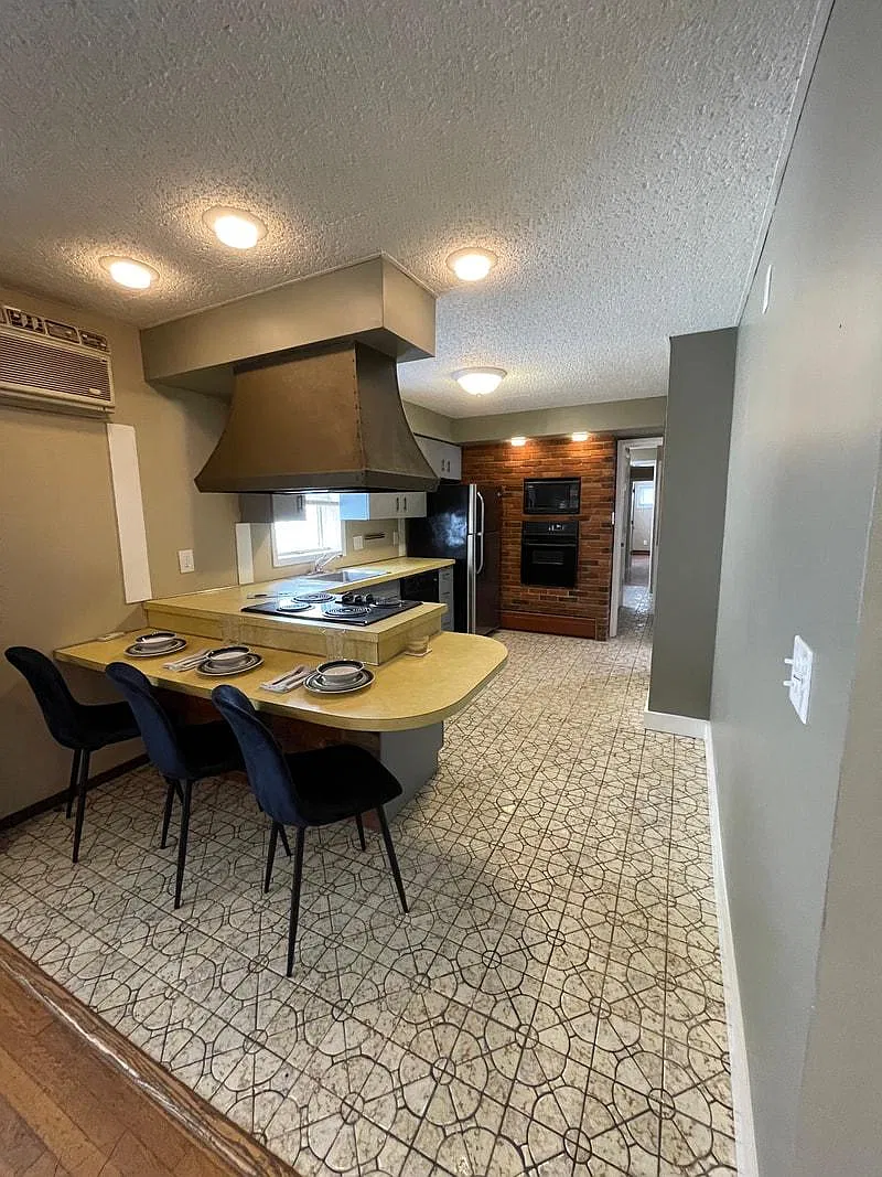 4 bed, 1250 sqft, $2,200 — Photo 1