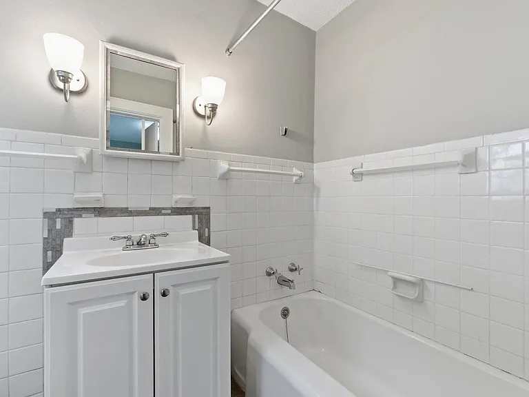 211 N Saint Marks Ave — Photo 13