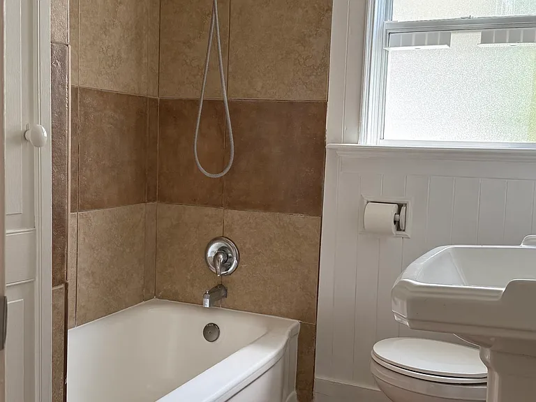 1529 Iowa Pl — Photo 8