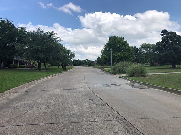 5th image of 209 Carriage Hill Ln