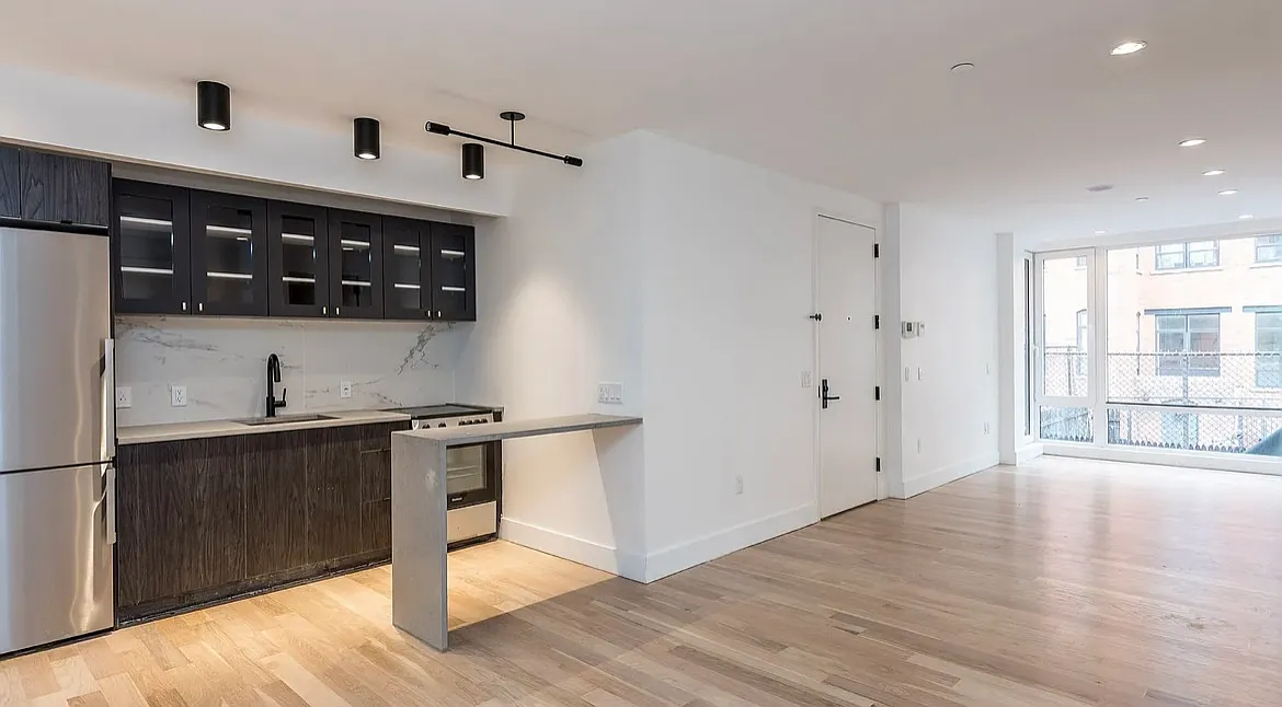 4 North Henry Street — Photo 1