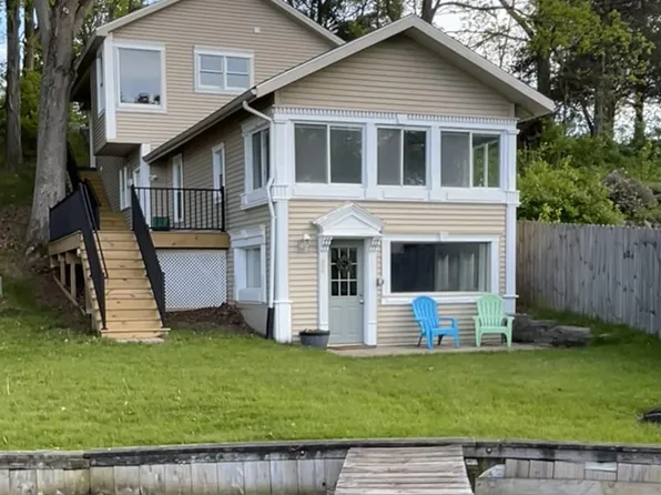 6599 Close Dr, Fenton, MI 48430