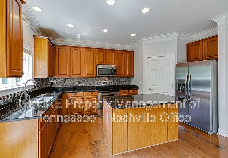 1214 Broadmoor Cir — Photo 13