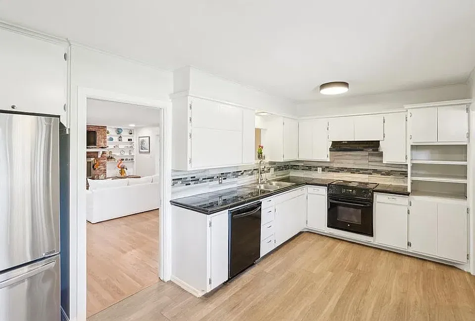2707 NW 68th St