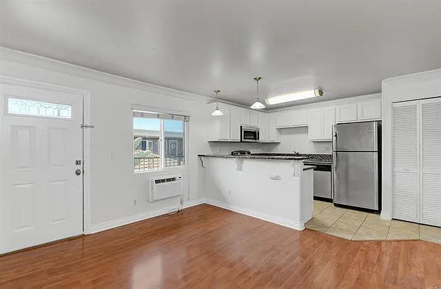 Building Photo - 800 N Mollison Ave N #36