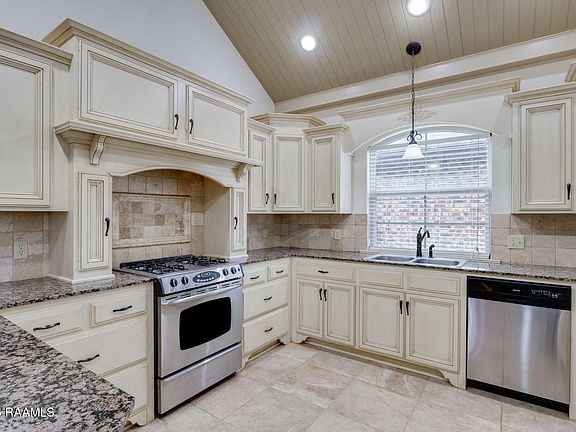 5th image of 406 La Villa Cir