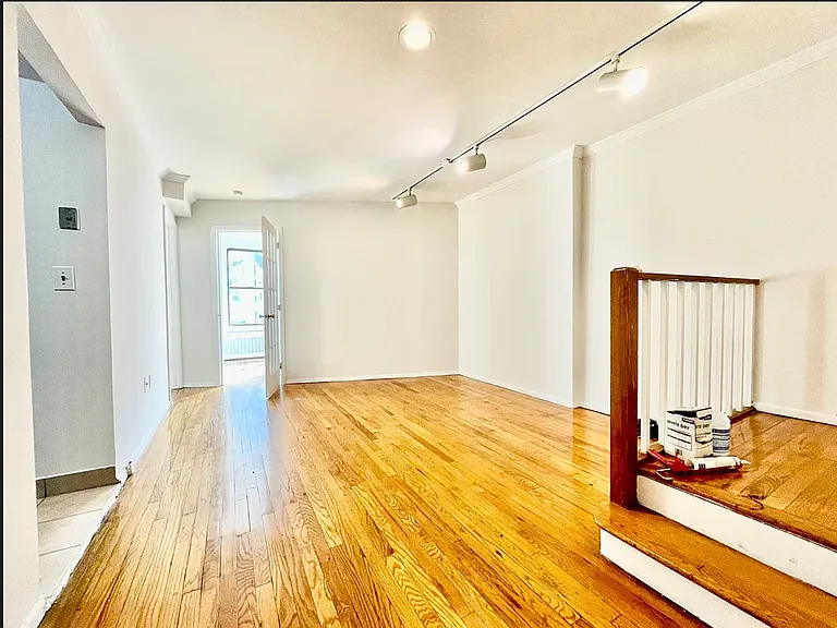 240 E 90th St #5D — Photo 3